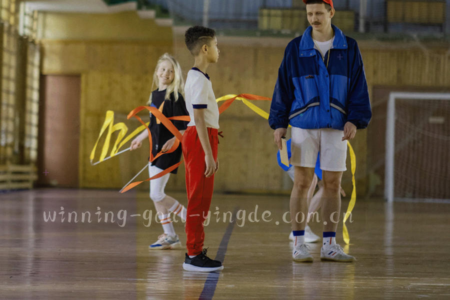 六格方块序列搭配进失球差柱形的抽象走势微图，胜平负以三种颜色区分